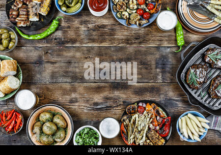 BBG, grigliate, verdure, bistecche, patate, insalate, spuntini, birra Foto Stock