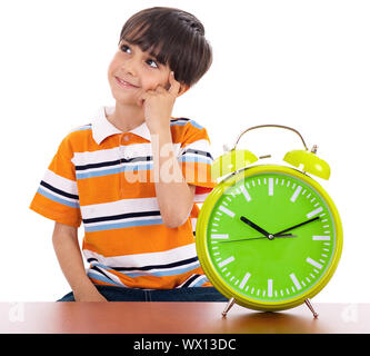 Ragazzo pensare profondamente vicino l'orologio Foto Stock