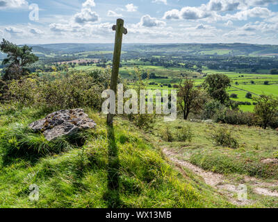 Dito post su un sentiero sul bordo Longstone vicino a Baslow guardando verso la Chatsworth Estate nel Derbyshire Peak District UK Foto Stock