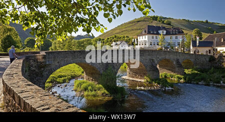 Nepomuk Bridge, il rimanente più antico ponte sul fiume Ahr, Rech, Eifel, Germania, Europa Foto Stock