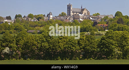 Muenstermaifeld con la gotica chiesa collegiata di San Martino e di San Severo, Eifel, Germania, Europa Foto Stock