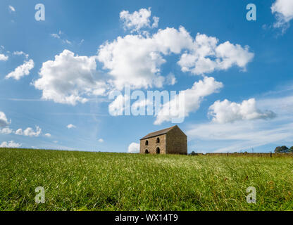 Campo fienile vicino Hassop sul Chatsworth Estate nel Derbyshire Peak District UK Foto Stock