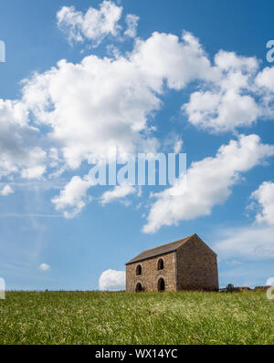 Campo fienile vicino Hassop sul Chatsworth Estate nel Derbyshire Peak District UK Foto Stock