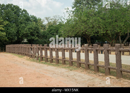 Recinzione, Pinnawala l'Orfanotrofio degli Elefanti, Kegalle distretto, Sabaragamuwa Provincia, Sri Lanka Foto Stock