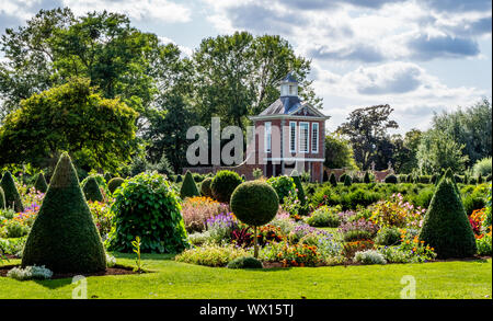 Yew e holly topiaria da Wesbury a corte giardino del XVII secolo in stile olandese acqua giardino al Westbury on Severn GLOUCESTERSHIRE REGNO UNITO Foto Stock