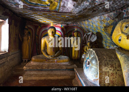 Il Dambulla tempio nella grotta è il più grande e meglio conservato tempio nella grotta complesso in Sri Lanka Foto Stock