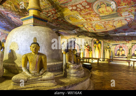 Il Dambulla tempio nella grotta è il più grande e meglio conservato tempio nella grotta complesso in Sri Lanka Foto Stock