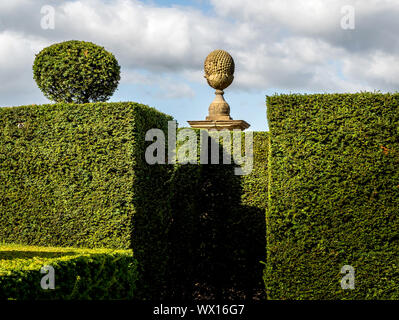 Yew Topiaria da gate e post Terminale per tenda a Wesbury Corte Giardino del XVII secolo in stile olandese acqua giardino al Westbury on Severn GLOUCESTERSHIRE REGNO UNITO Foto Stock