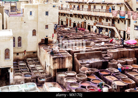 Attrazioni del Marocco. Le concerie di Fez. Serbatoi con coloranti e vasche in il tradizionale seminario in pelle di Fez. Il Marocco, Fes 04.21.2019 Foto Stock