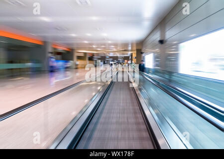 Scale mobili in passerella airport Foto Stock