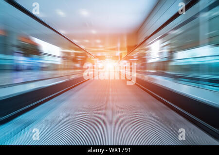 Escalator motion blur in aeroporto Foto Stock