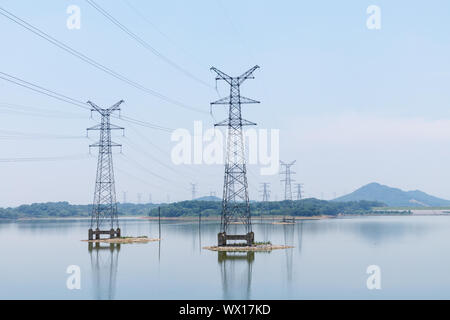 Pilone di elettricità sul lago Foto Stock