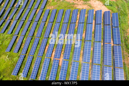 Pannelli fotovoltaici su pendio Foto Stock