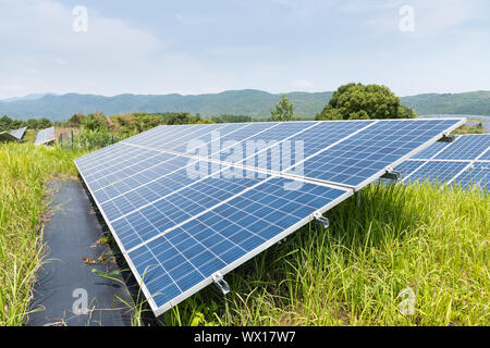 Energia solare sulla collina Foto Stock