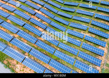 Energia solare dei pannelli sul hillside Foto Stock