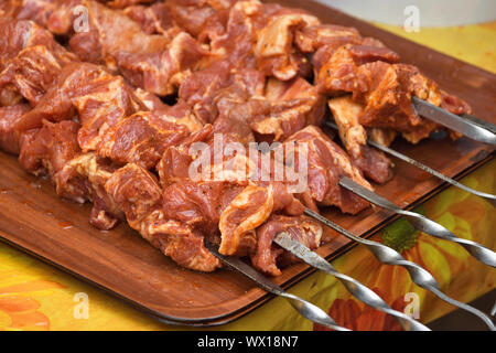 Marinata di spiedini preparazione per un barbecue grill. Spiedini o shish kebab popolare in Europa orientale. Foto Stock