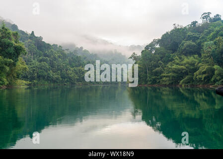 Misty Mountains la mattina presto sulla Lan Cheow lago nel parco nazionale di Khao Sok in Thailandia Foto Stock