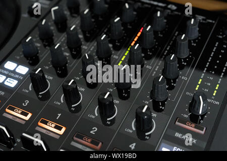 Ampio angolo di foto di nero mixer audio controller con le manopole e i cursori Foto Stock