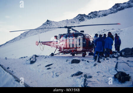 Un rosso Salvataggio in elicottero si allontani dal Tete Rousse hut per una quota elevata di salvataggio, Chamonix, Francia. Foto Stock