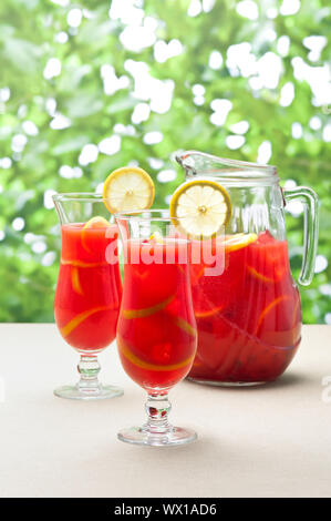Refrigerate Limone arancione Sangria in una impostazione di estate Foto Stock