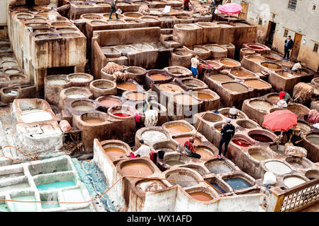 Attrazioni del Marocco. Le concerie di Fez. Serbatoi con coloranti e vasche in il tradizionale seminario in pelle di Fez. Il Marocco, Fes 04.21.2019 Foto Stock