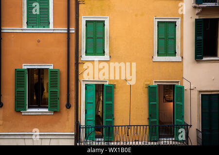 Facciate chiuse, Vicolo Tre Marchetti, Verona, Italia Foto Stock