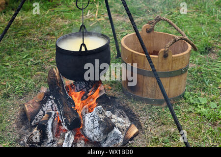 Per la cottura sul fuoco per un viaggio di campeggio. Tegame a fuoco. Foto Stock