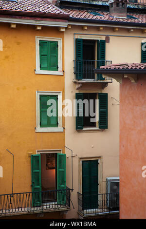 Facciate chiuse, Vicolo Tre Marchetti, Verona, Italia Foto Stock