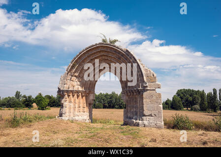 Rovinato arco medievale di San Miguel de Mazarreros, in Olmillos de Sasamon. Burgos, Spagna. Foto Stock