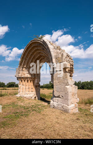 Rovinato arco medievale di San Miguel de Mazarreros, in Olmillos de Sasamon. Burgos, Spagna. Foto Stock