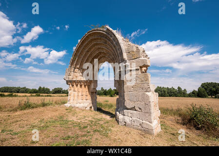 Rovinato arco medievale di San Miguel de Mazarreros, in Olmillos de Sasamon. Burgos, Spagna. Foto Stock