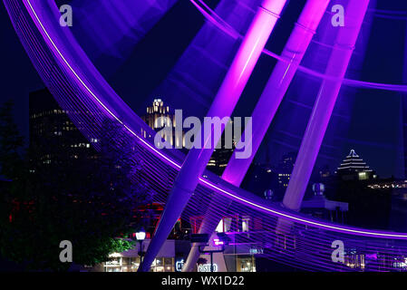 La Grande Roue a Montreal a notte con l'edificio Aldred oltre Foto Stock