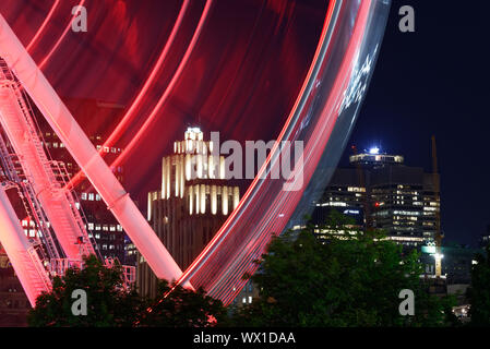 La Grande Roue a Montreal a notte con l'edificio Aldred oltre Foto Stock