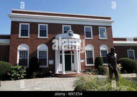 La statua in bronzo di ex presidente John F. Kennedy di fronte a John F. Kennedy Hyannis Museum aka Museo JFK..Hyannis Cape Cod.Massachusetts.USA Foto Stock