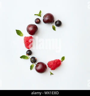 Freschi raccolti berry modello di lettera C alfabeto inglese da naturale bacche mature - ribes, ciliegia, lampone, menta lea Foto Stock