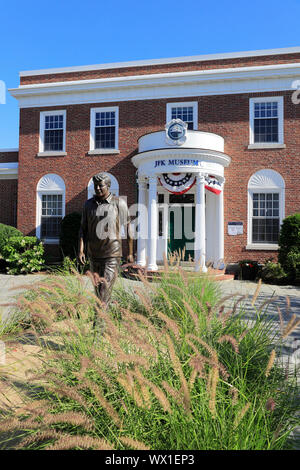 La statua in bronzo di ex presidente John F. Kennedy di fronte a John F. Kennedy Hyannis Museum aka Museo JFK..Hyannis Cape Cod.Massachusetts.USA Foto Stock