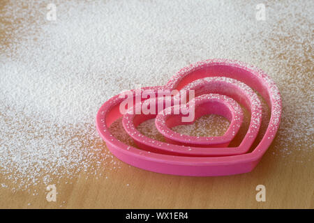 A forma di cuore cookie cutters Foto Stock