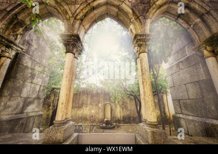 Antichi archi gotici in myst. Paesaggio di fantasia in Evora, Portogallo. Foto Stock