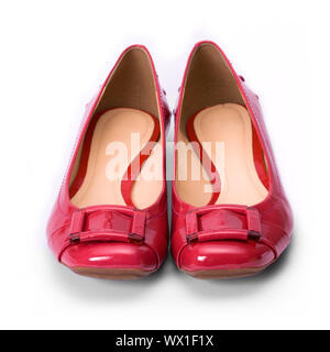 Rosso lucido scarpe contro uno sfondo bianco Foto Stock