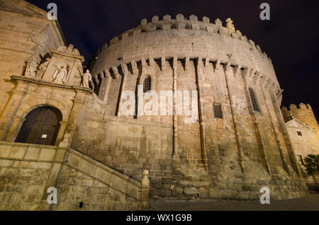 Scena notturna della famosa Cattedrale di Avila, Castilla y Leon, Spagna. Foto Stock