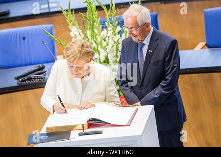 Bonn, Germania. Xvi Sep, 2019. Il Cancelliere federale Angela Merkel (CDU) e Klaus Töpfer (r, CDU), ex Ministro Federale per l'ambiente, firmare il libro degli ospiti nella vecchia sala plenaria durante la presentazione del premio di Stato del Land Renania settentrionale-Vestfalia. Potter è onorato con il premio più alto della Renania settentrionale-Vestfalia. Credito: Rolf Vennenbernd/dpa/Alamy Live News Foto Stock