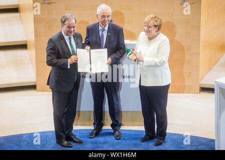 Bonn, Germania. Xvi Sep, 2019. Il Cancelliere federale Angela Merkel (CDU) applaude Klaus Töpfer (M, CDU), ex Ministro federale dell'ambiente, al fianco di Armin LASCHET (CDU), il Ministro Presidente del Land Renania settentrionale-Vestfalia, durante la presentazione del premio di Stato del Land Renania settentrionale-Vestfalia. Potter è onorato con il premio più alto della Renania settentrionale-Vestfalia. Credito: Rolf Vennenbernd/dpa/Alamy Live News Foto Stock