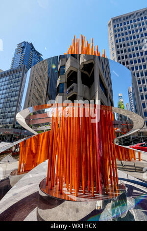 Il canadese del Comitato olimpico di cinque anello Fiamma Olimpica monumento nel centro cittadino di Montreal Foto Stock