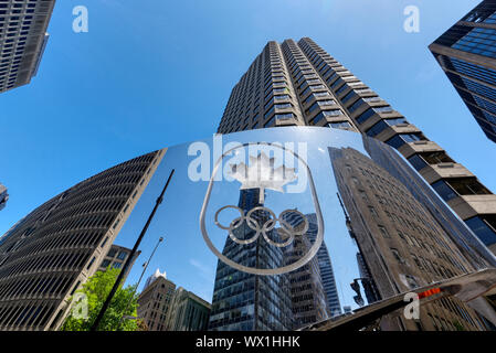 Il canadese del Comitato olimpico di cinque anello Fiamma Olimpica monumento nel centro cittadino di Montreal Foto Stock