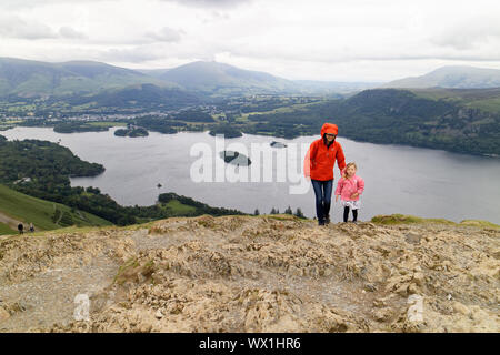 Una madre e figlia che arrivano sul vertice del gatto campane nel distretto del lago, Cumbria, Regno Unito Foto Stock