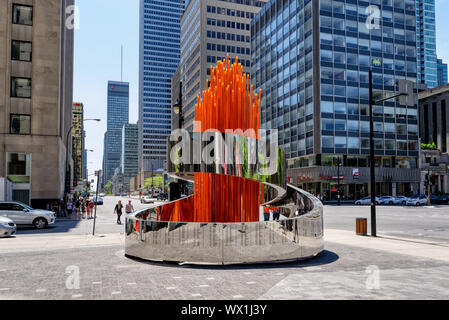 Il canadese del Comitato olimpico di cinque anello Fiamma Olimpica monumento nel centro cittadino di Montreal Foto Stock