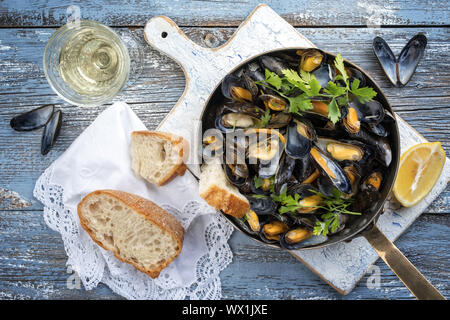 Barbecue tradizionale italiano Cozza blu nel vino bianco come vista dall'alto in una casseruola Foto Stock