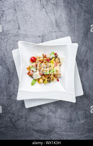 Italiano tradizionale di pappardelle alla cozze con funghi e parmigiano come close-up su una piastra Foto Stock