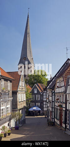 La città vecchia con il campanile della chiesa di San Giorgio, Hattingen, Renania settentrionale-Vestfalia, Germania, Europa Foto Stock