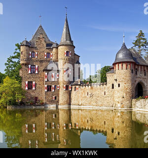 Satzvey Castello con fossato acqua, Mechernich, Eifel, nella Renania settentrionale-Vestfalia, Germania, Europa Foto Stock